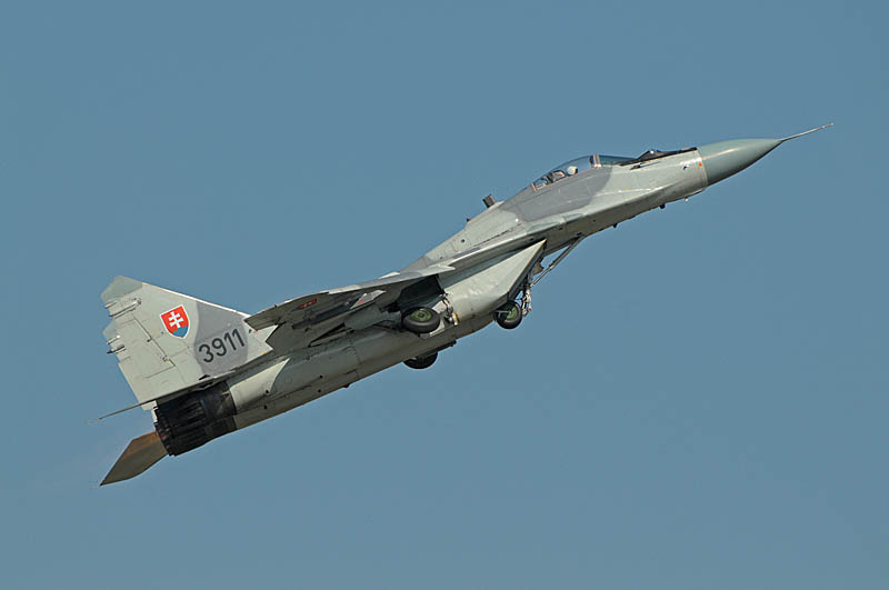 13c.jpg - MiG-29AS take-off